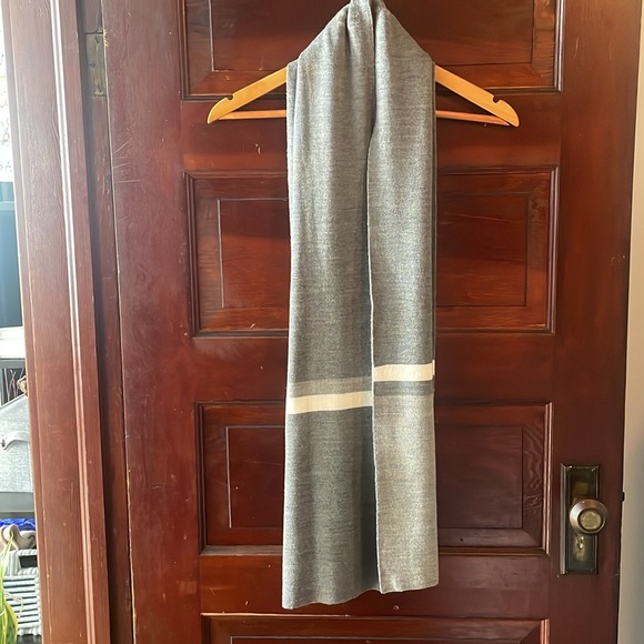 🩶BOSS Hugo Boss 2 tone grey Scarf - Picture 8 of 10